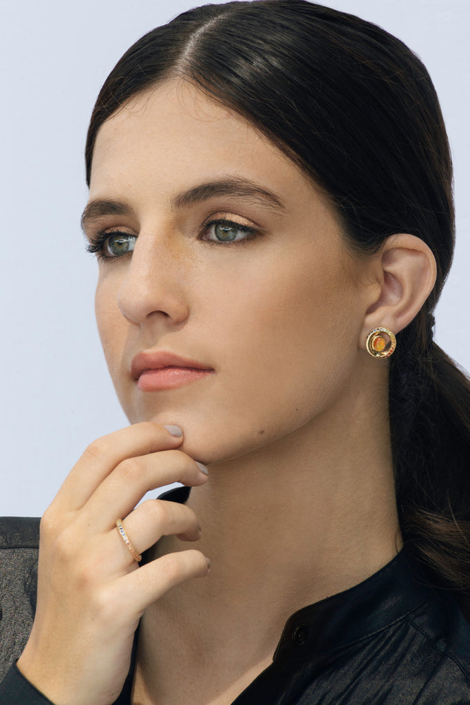 Twisted 14k gold ring sprinkled with multicolored sapphires creating the perfect rainbow gradient. A delicate and mystical piece inspired by the visible spectrum. 